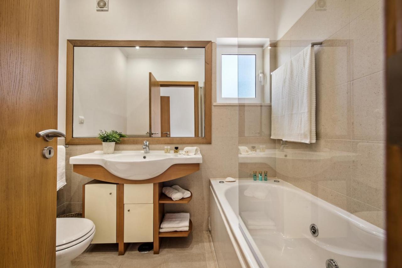 Luxurious First Floor Apartment Sleeps 4 Carvoeiro  Ngoại thất bức ảnh